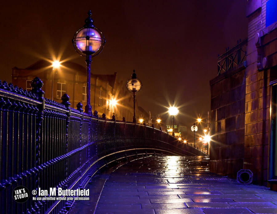 photographer ianbutty night  photo taken at Oldham