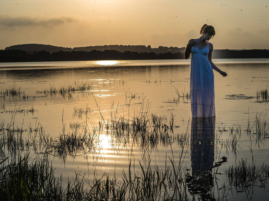 photographer StudioDee fine art modelling photo. an evening shot taken at the loch of skene with artemis.